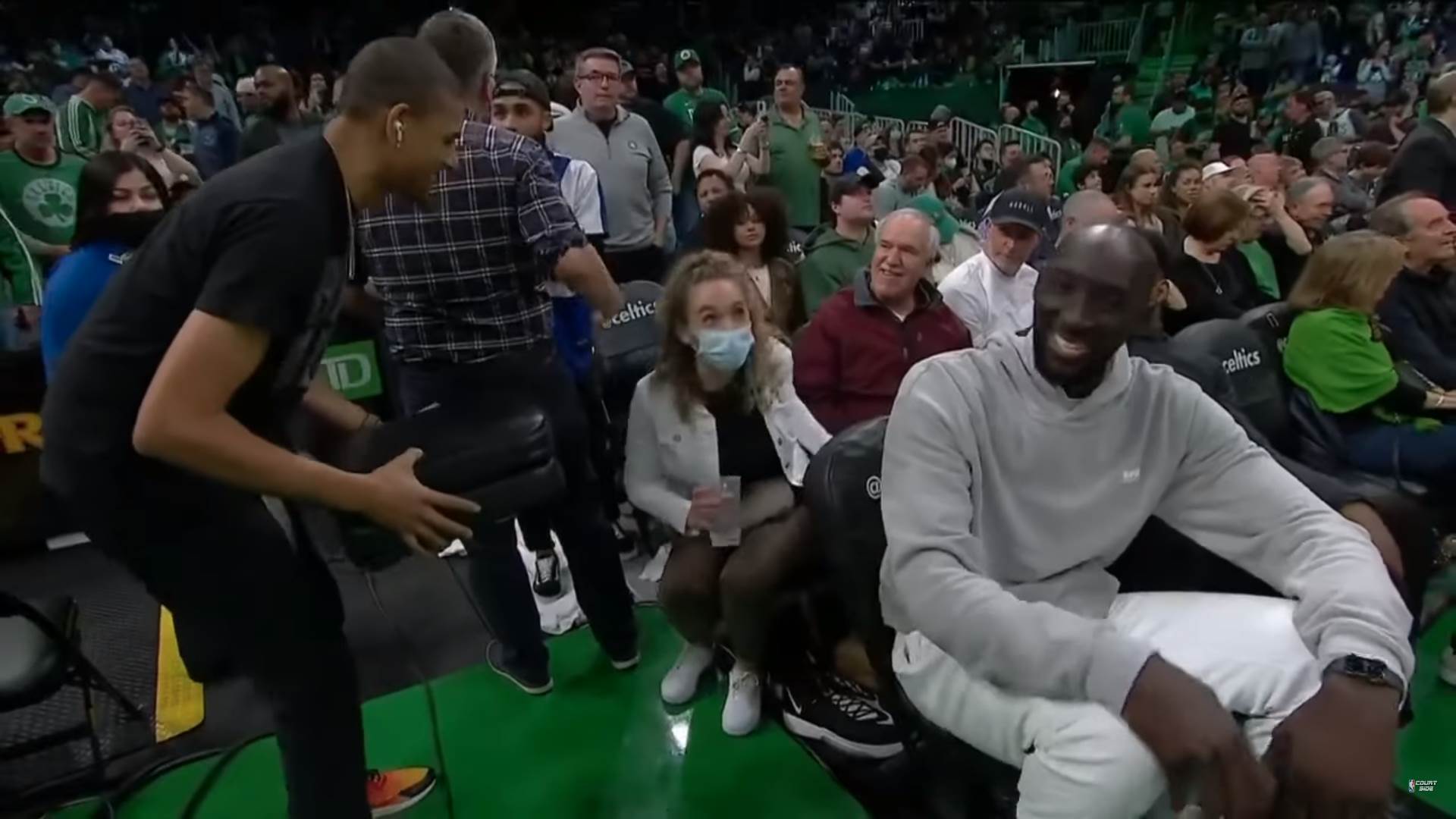 Najviši NBA igrač Tako Fal smetao navijačici