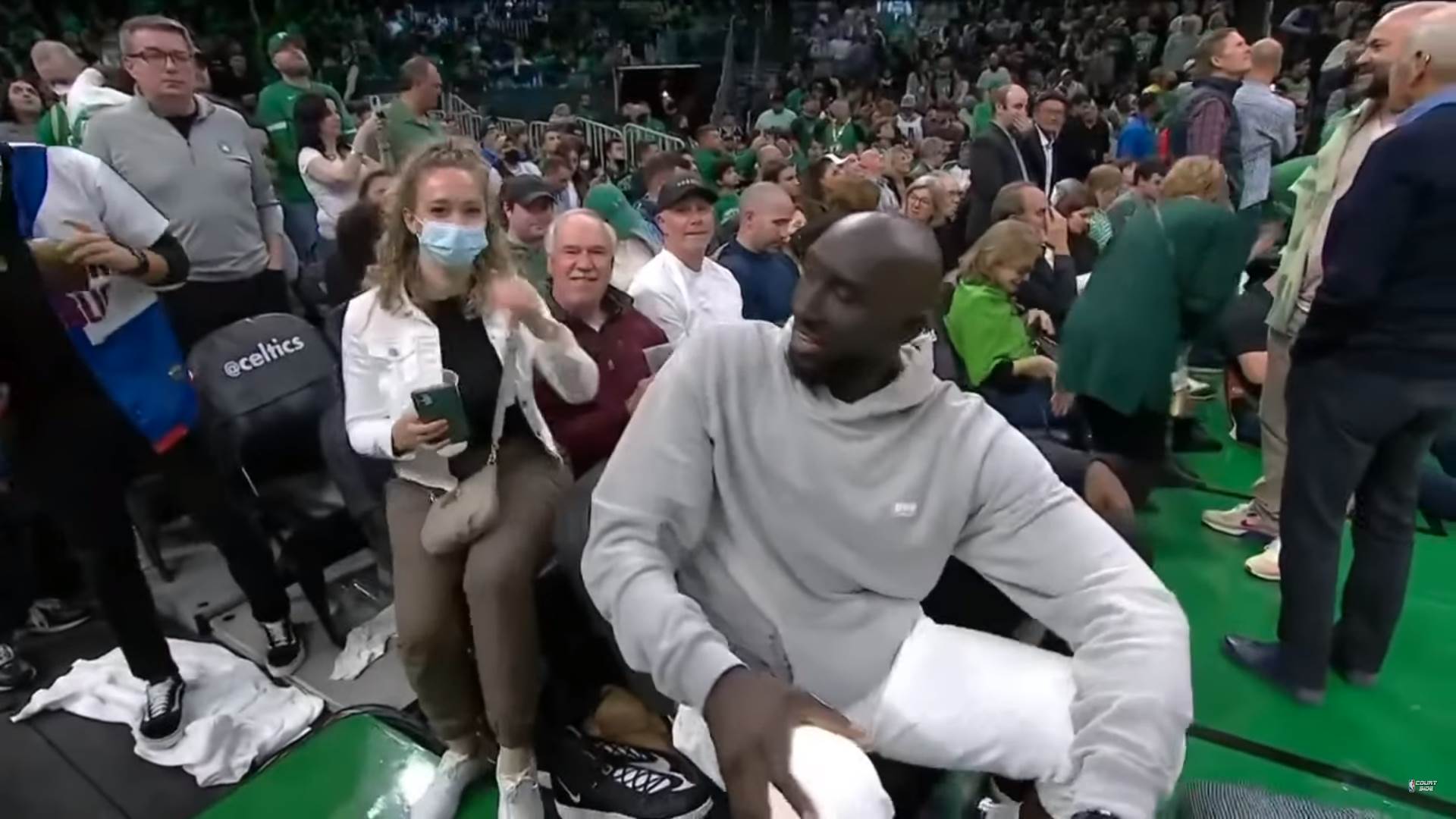 Najviši NBA igrač Tako Fal smetao navijačici