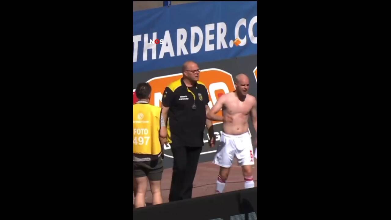 Tadić u klinču sa obezbeđenjem stadiona (7).jpg