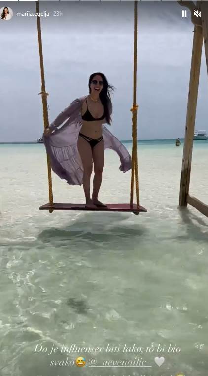Marija Egelja u belom bikiniju