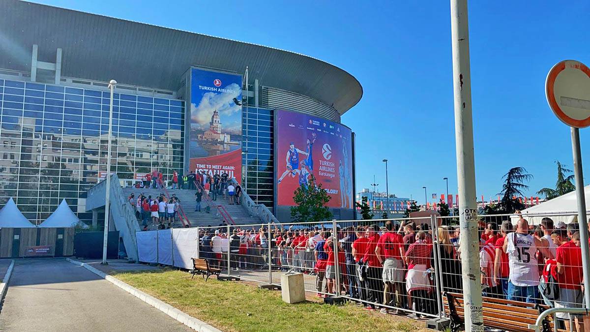 Navijaci Olimpijakosa ispred Arene.jpeg
