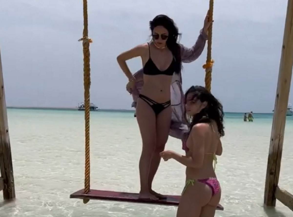 Marija Egelja u belom bikiniju