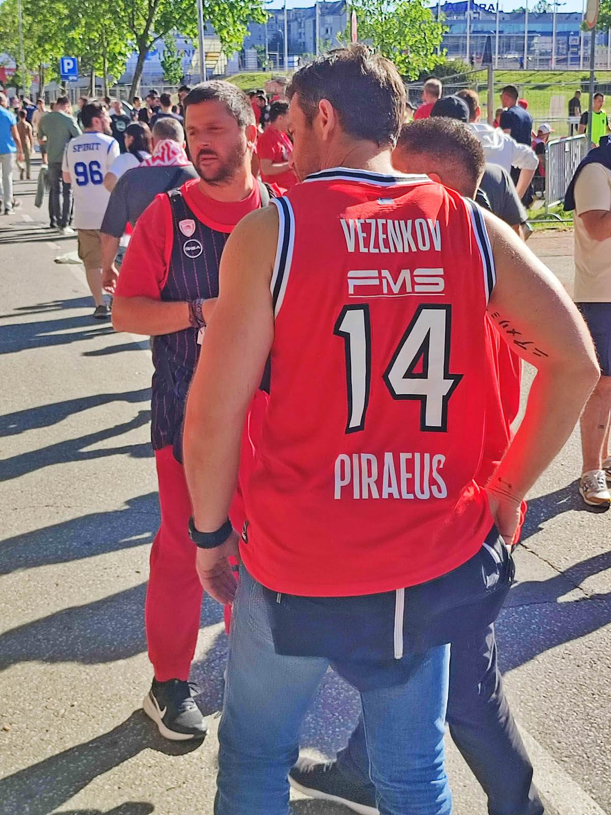 Navijaci ispre Arene (4).jpeg