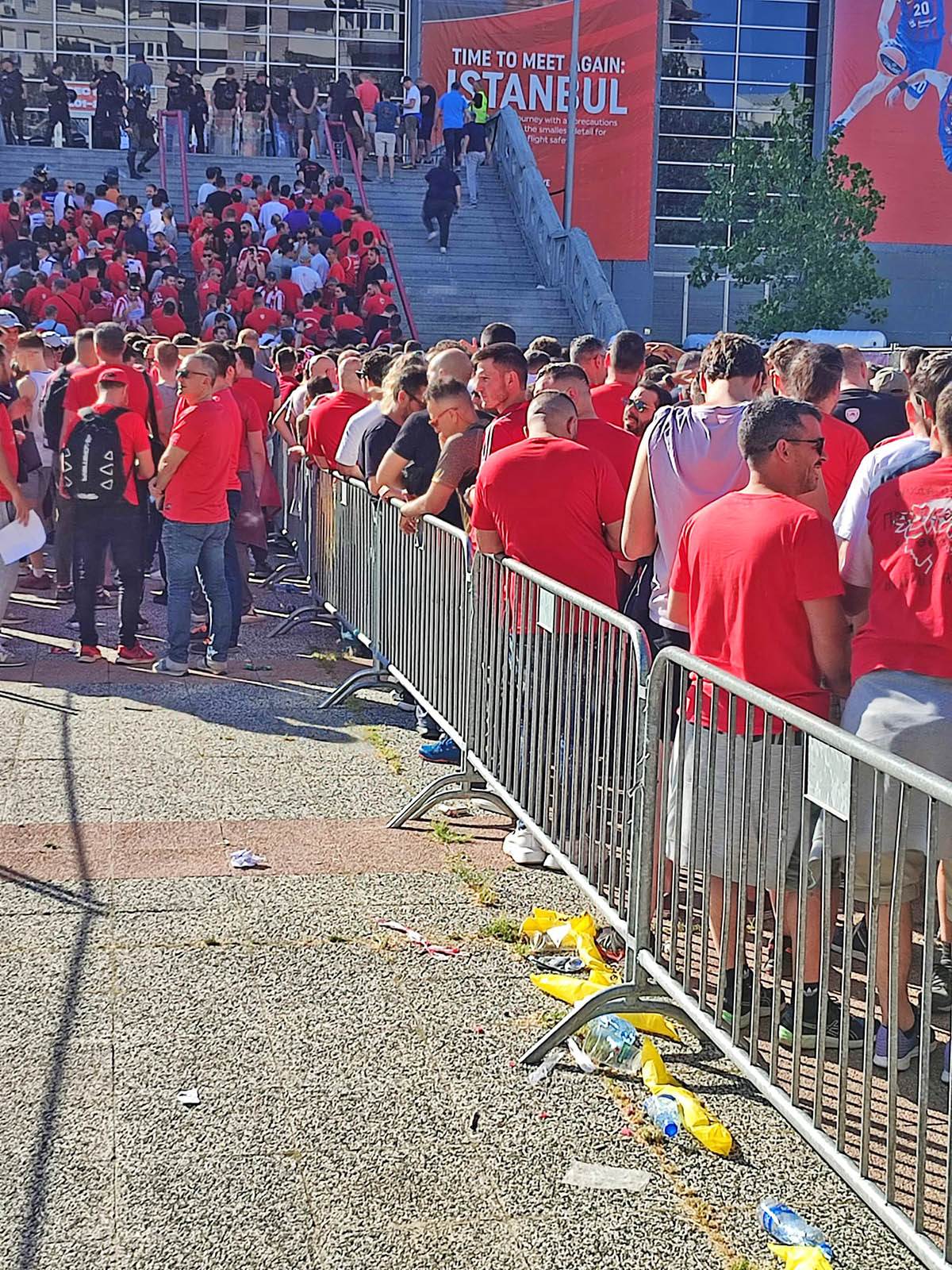 Navijaci ispre Arene (5).jpeg