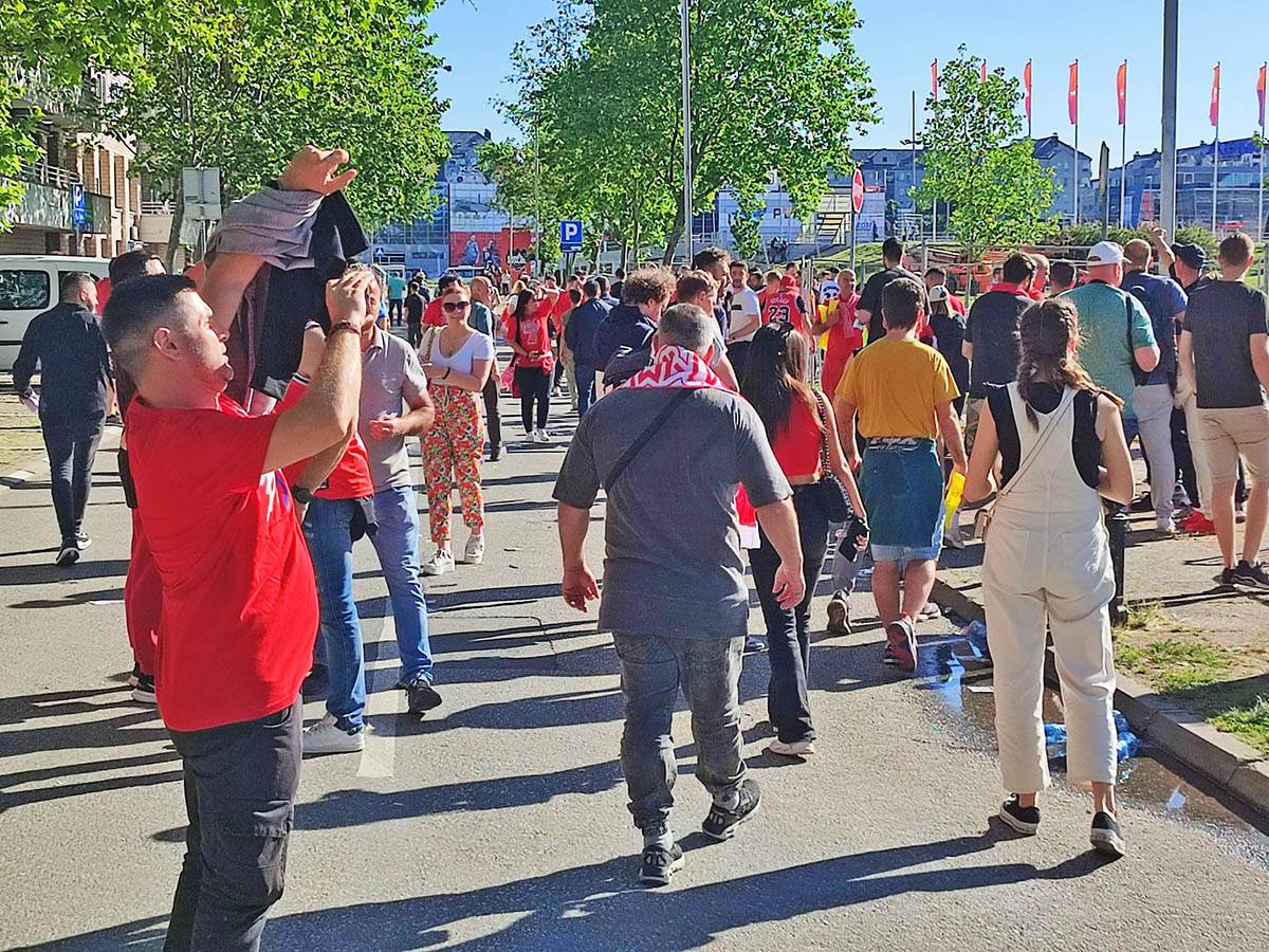 Navijaci ispre Arene (6).jpeg