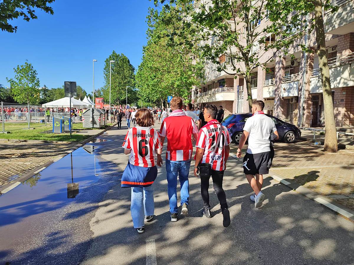 Navijaci ispre Arene (1).jpeg