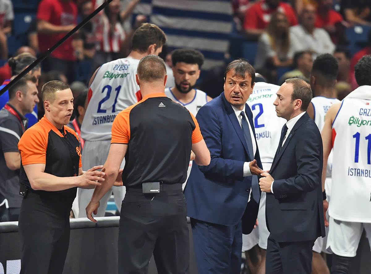 Olimpijakos Efes (27).jpg