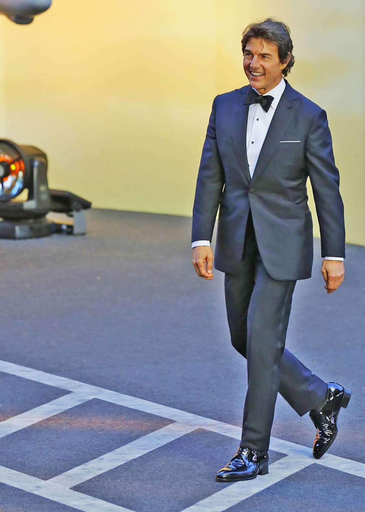 Tom Kruz nosi cipele sa umetkom (5).jpg