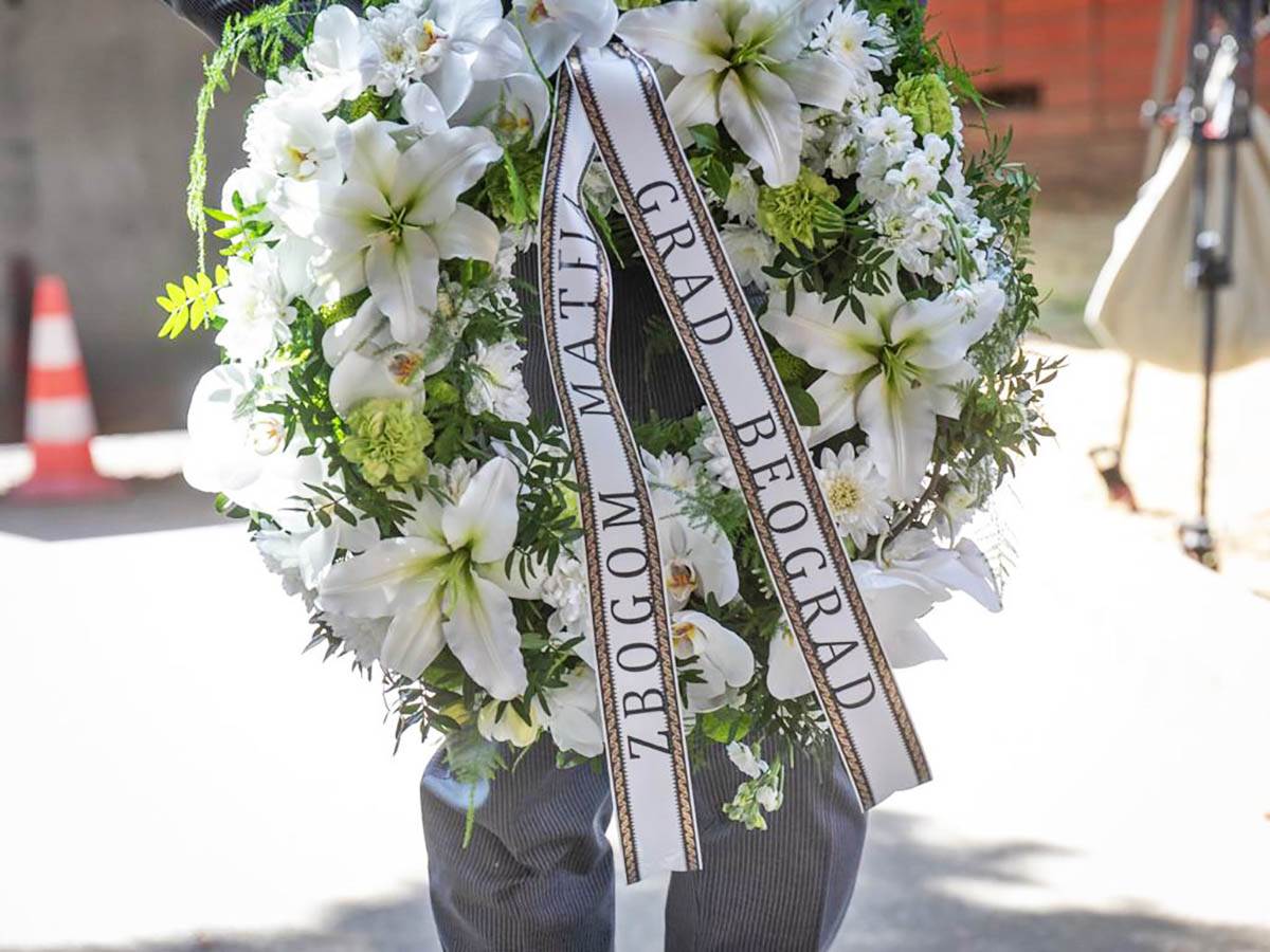 Milos Vesic venac sahrana matej peris.jpeg