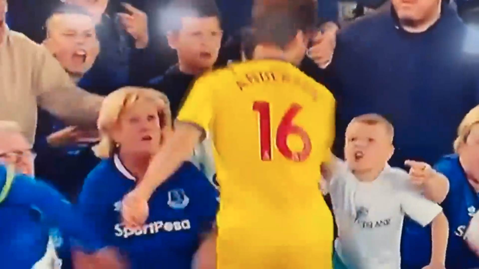 Navijačica Evertona udara fudbalera po zadnjici