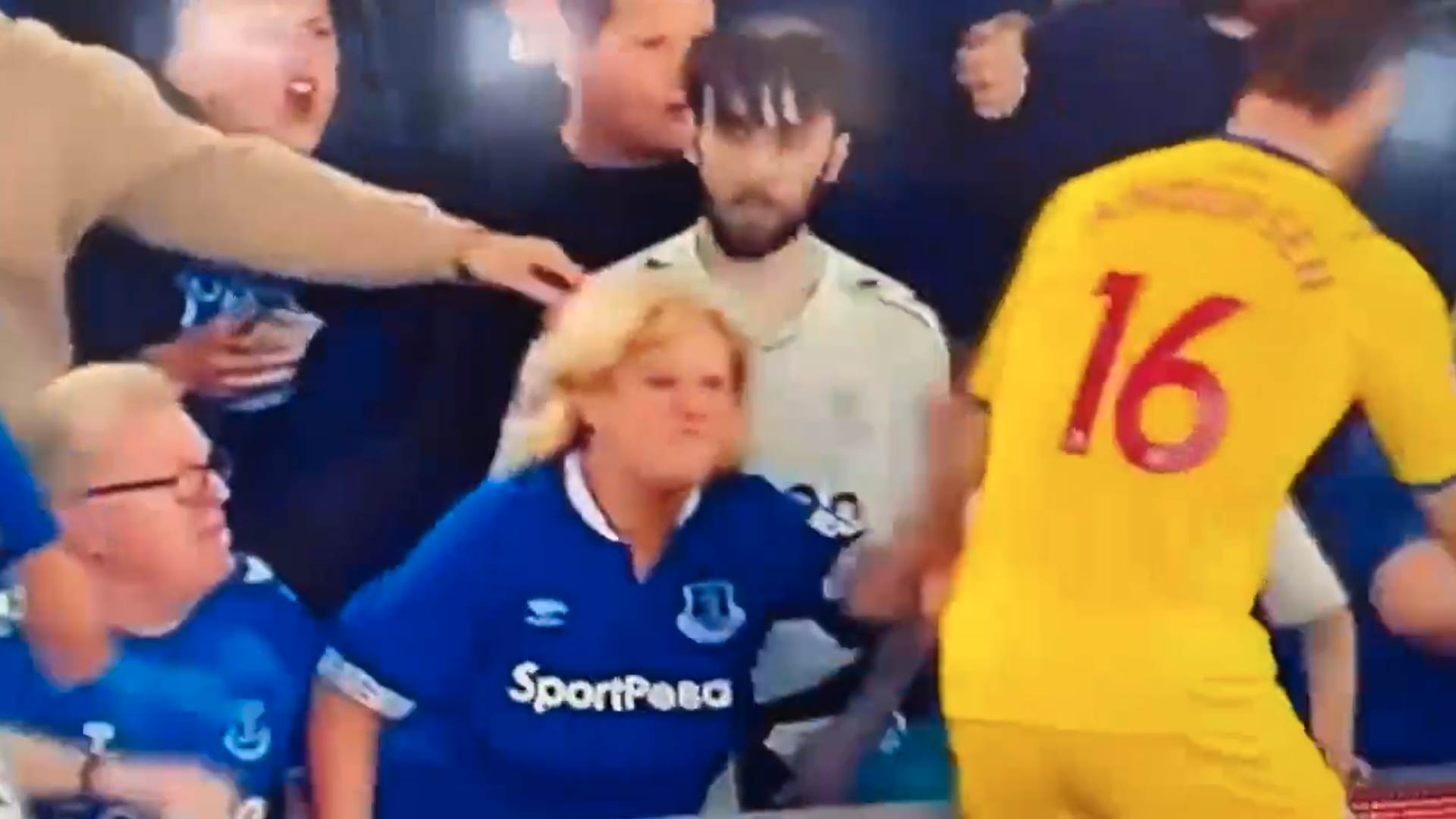 Navijačica Evertona udara fudbalera po zadnjici