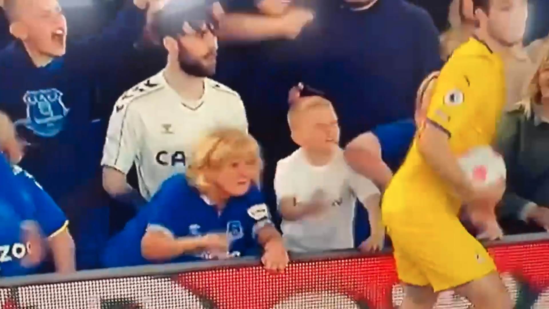 Navijačica Evertona udara fudbalera po zadnjici