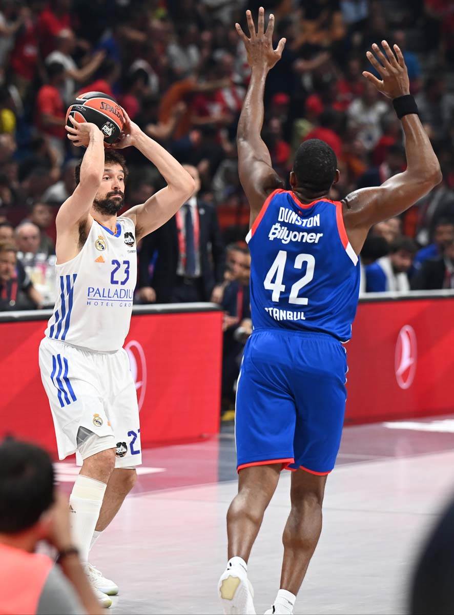 Vasa Micić zapevao Prvi poljubac Halida Bešlića