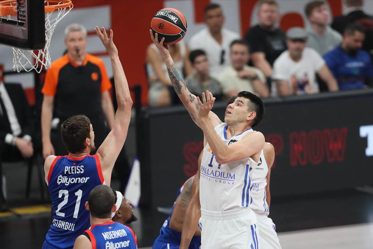 Vasa Micić zapevao Prvi poljubac Halida Bešlića