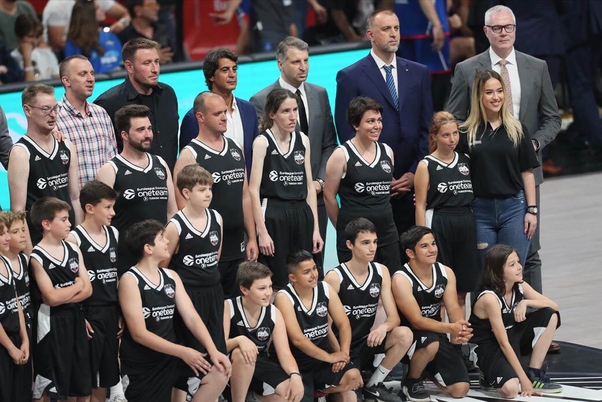 Vasa Micić zapevao Prvi poljubac Halida Bešlića