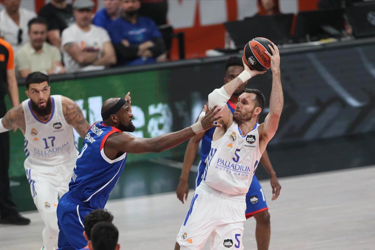 Vasa Micić zapevao Prvi poljubac Halida Bešlića