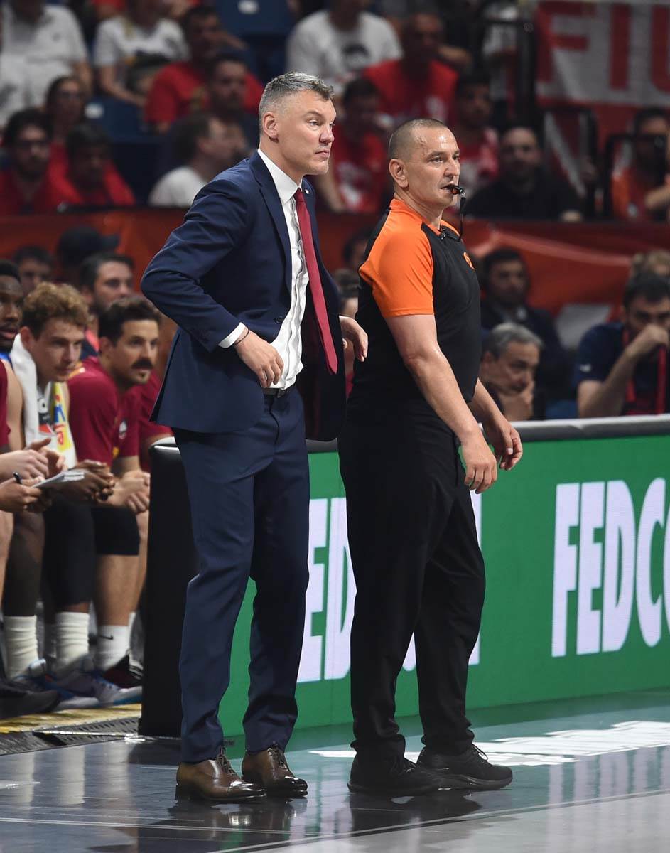 Vasa Micić zapevao Prvi poljubac Halida Bešlića