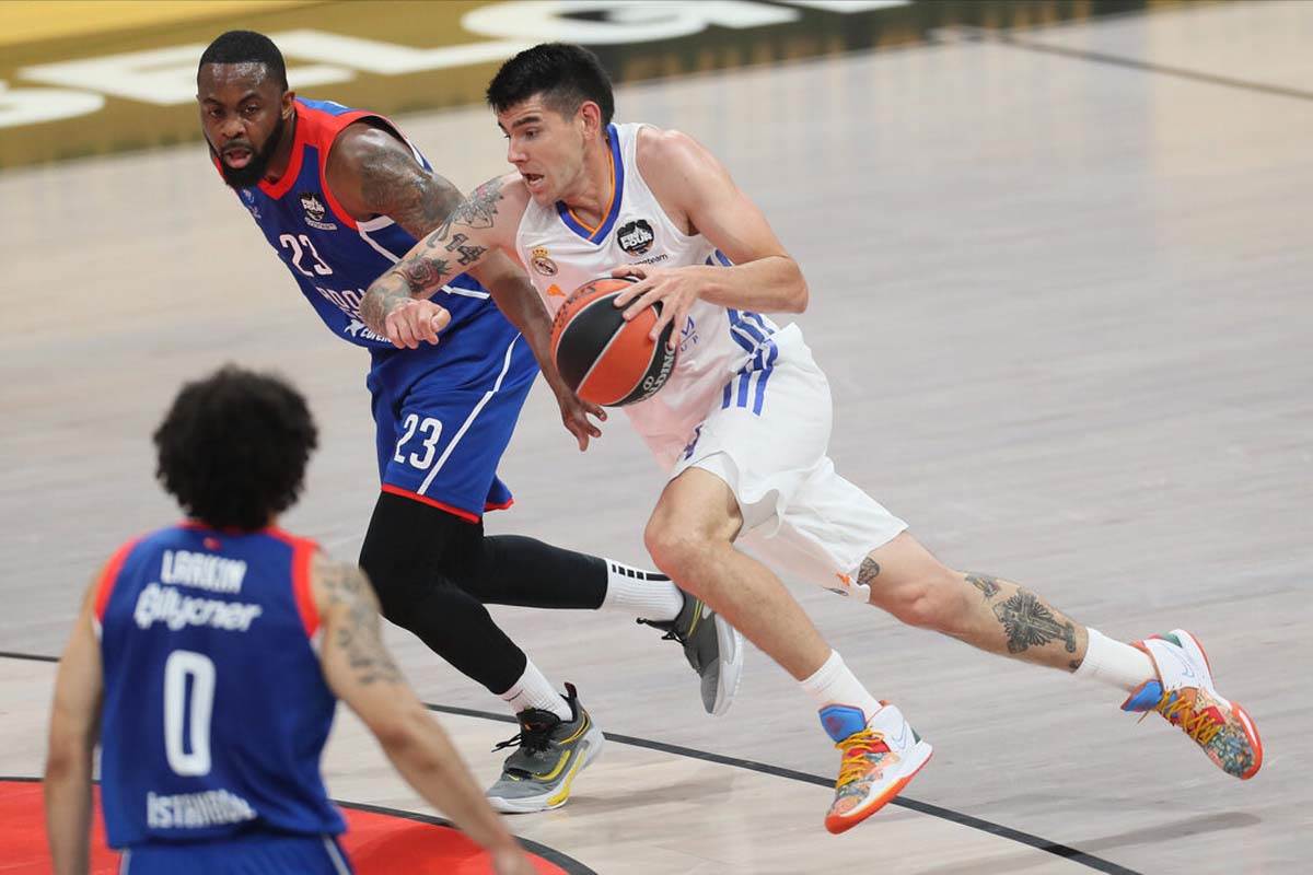 Vasa Micić zapevao Prvi poljubac Halida Bešlića