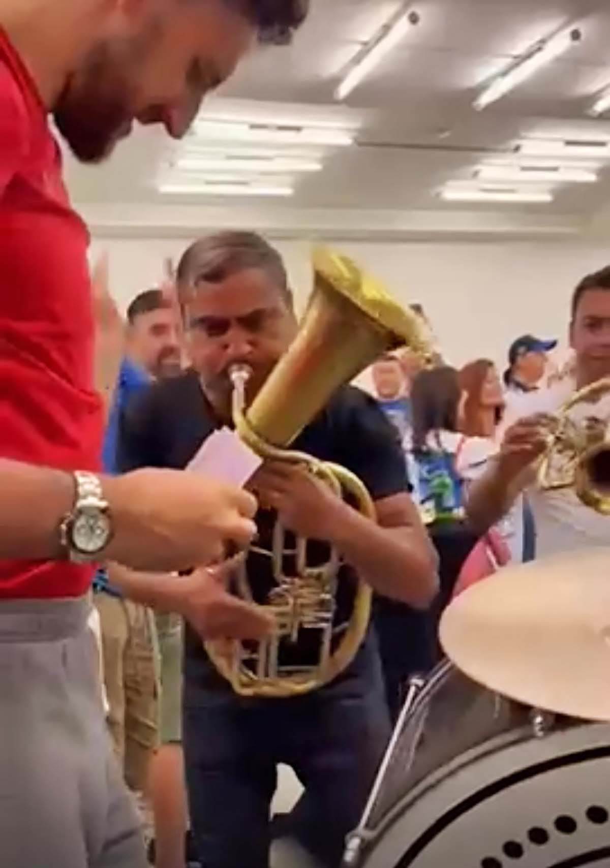 Vasilije Micic slavi sa trubacima (4).jpg