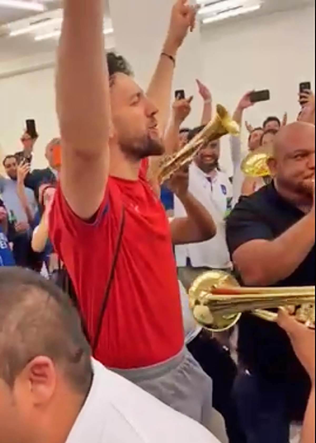 Vasilije Micic slavi sa trubacima (6).jpg