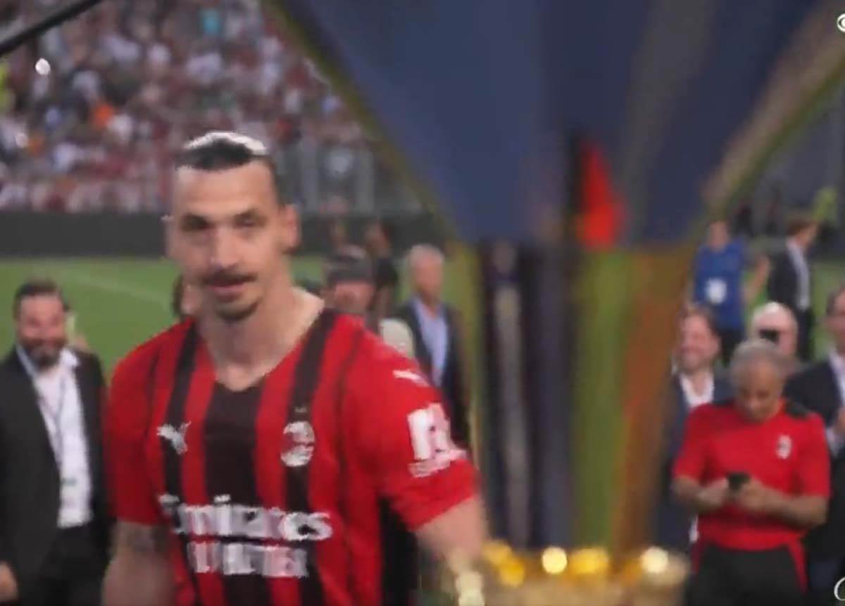 Zlatan Ibrahimović sa tompusom i šampanjcem slavi titulu Milana