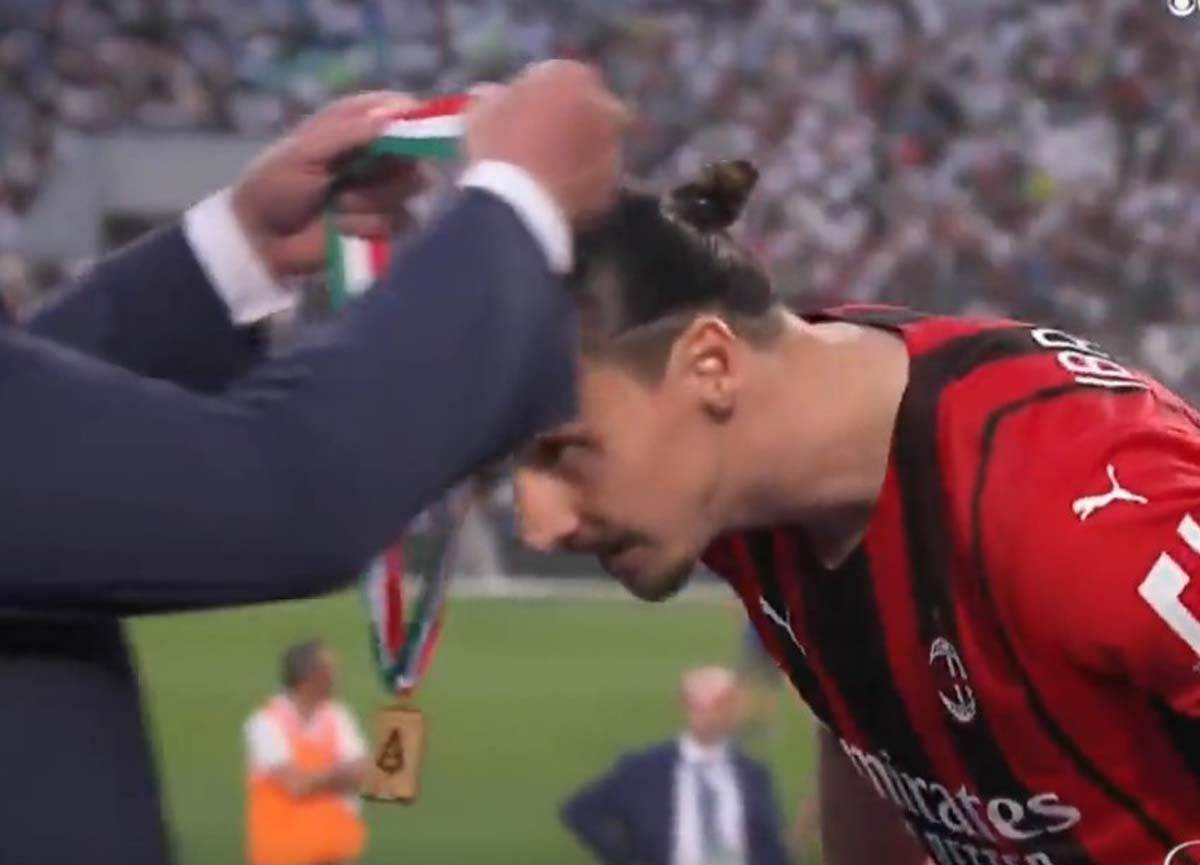 Zlatan Ibrahimović sa tompusom i šampanjcem slavi titulu Milana