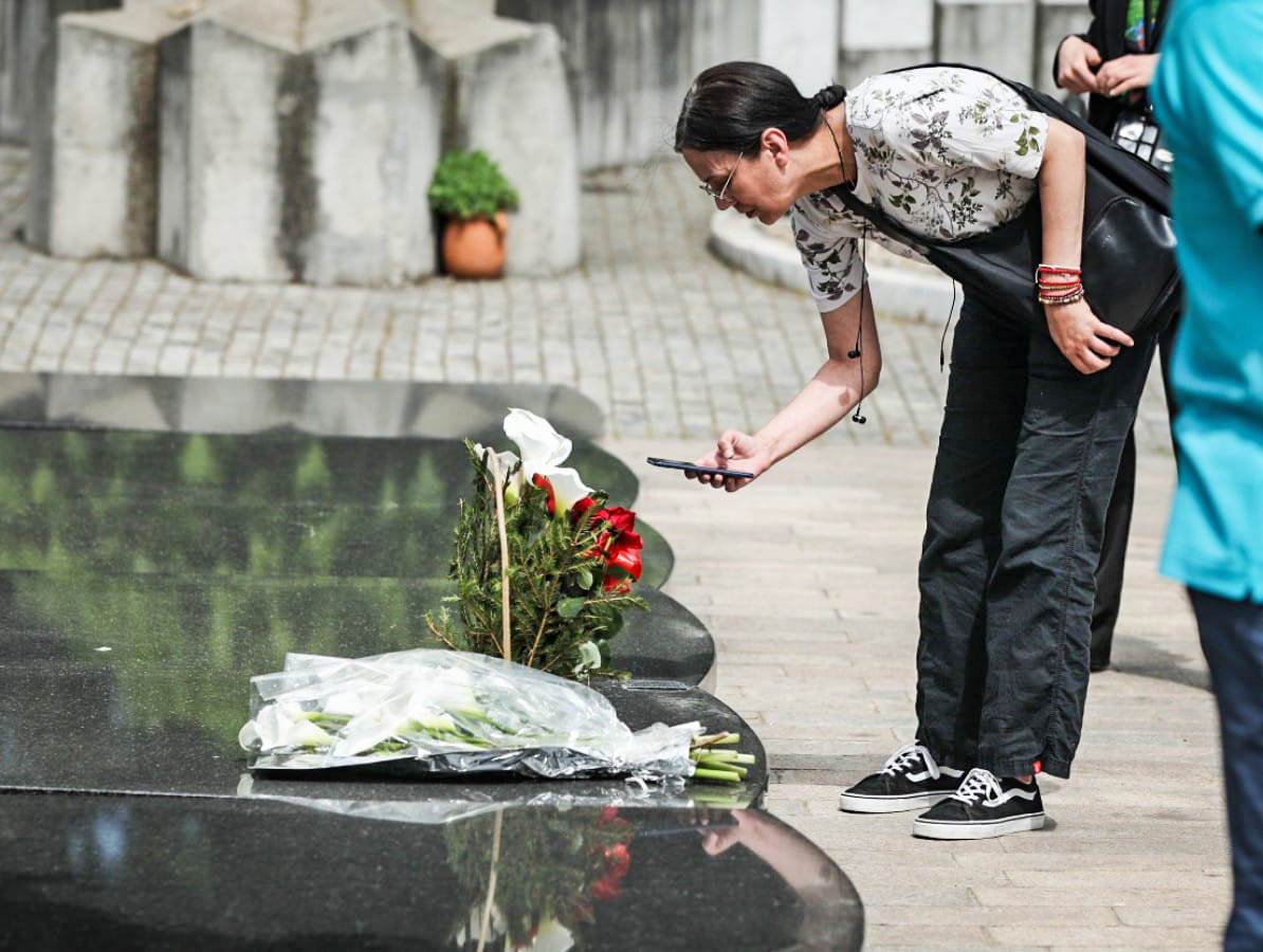 Ana Bekuta polozila cveve na grob Milutina Mrkonjica (7).jpeg