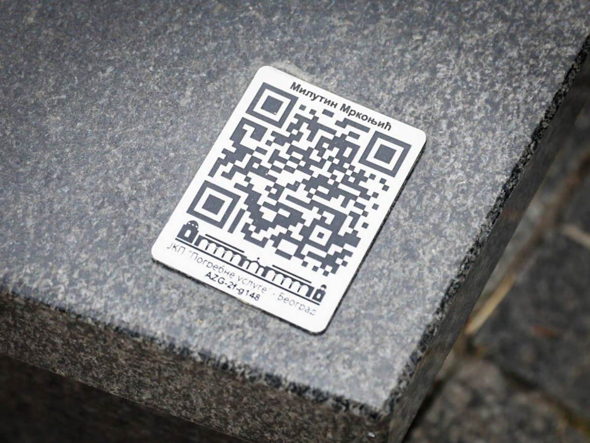 Ana Bekuta polozila cveve na grob Milutina Mrkonjica (15).jpeg