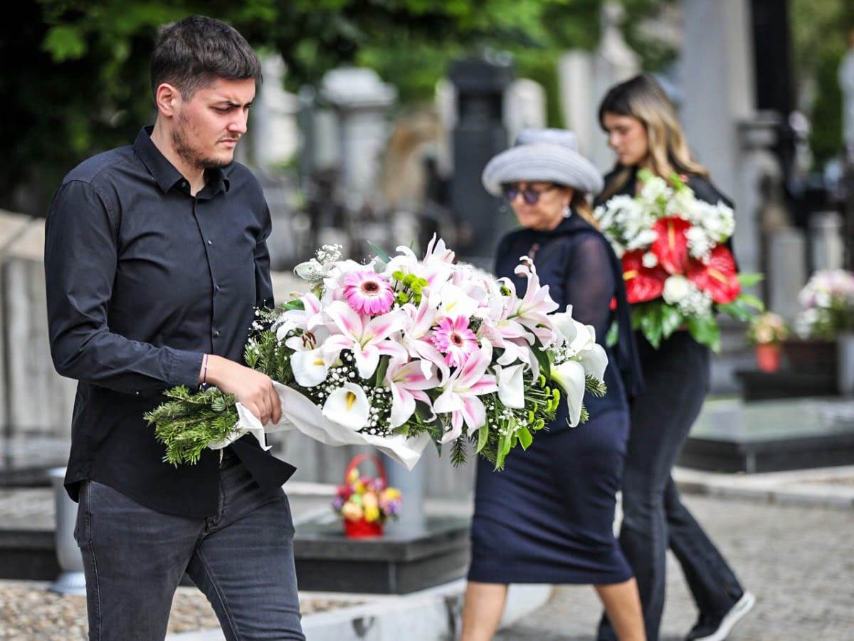 Ana Bekuta polozila cveve na grob Milutina Mrkonjica (8).jpeg