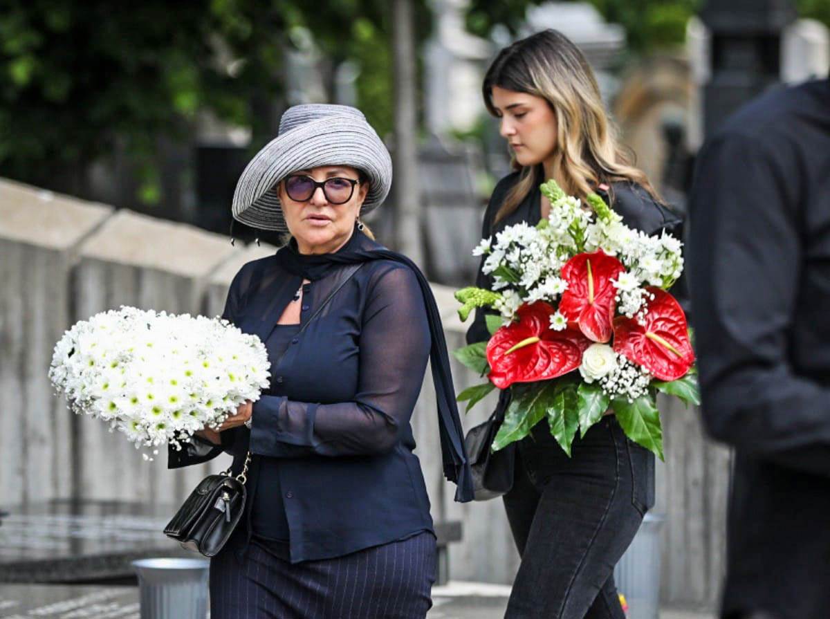 Ana Bekuta polozila cveve na grob Milutina Mrkonjica (9).jpeg