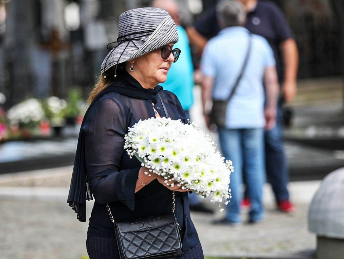 Ana Bekuta polozila cveve na grob Milutina Mrkonjica (11).jpeg