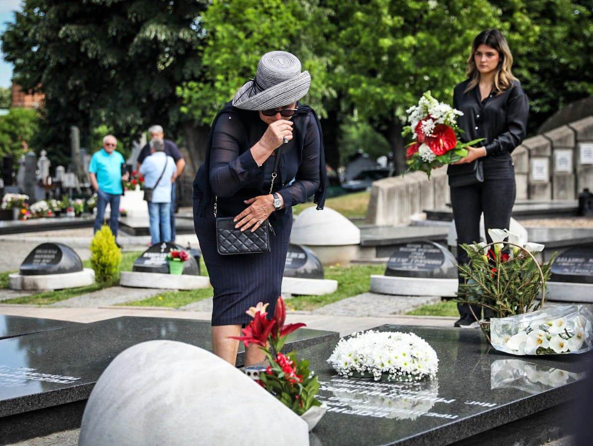 Ana Bekuta polozila cveve na grob Milutina Mrkonjica (13).jpeg