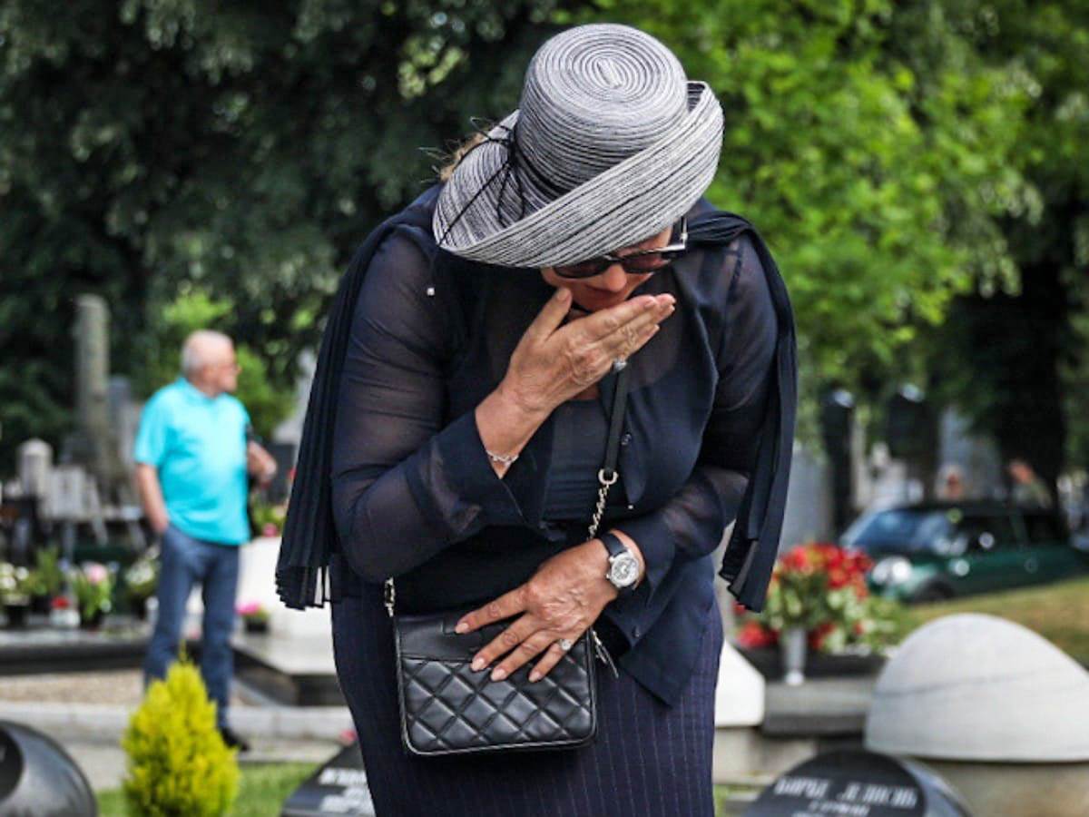 Ana Bekuta polozila cveve na grob Milutina Mrkonjica (14).jpeg