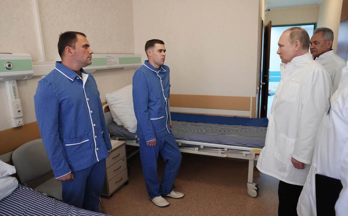 Putin u poseti ranjenicima  (3).jpg