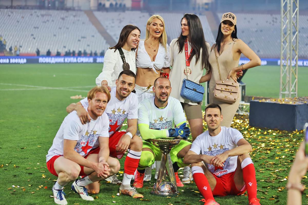 Zene fudbalera Crvena Zvezda (4).jpg