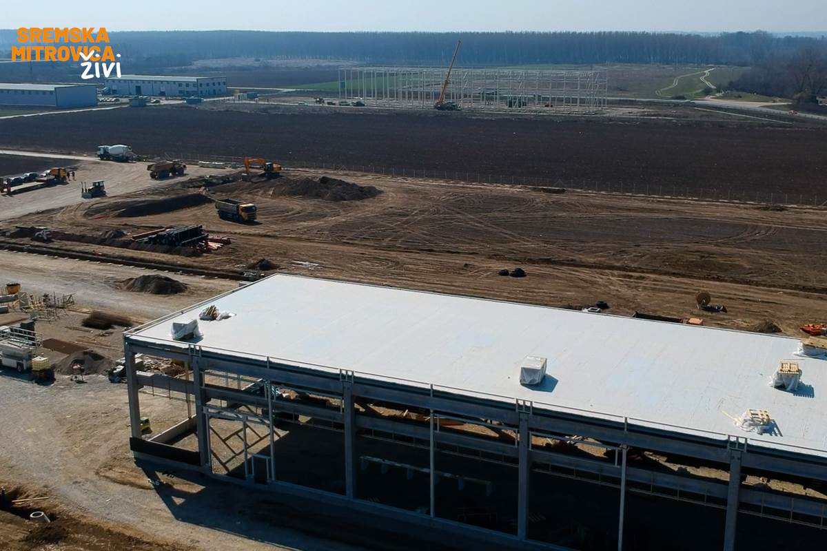 - 16x9.00_00_48_12.Still008.jpg