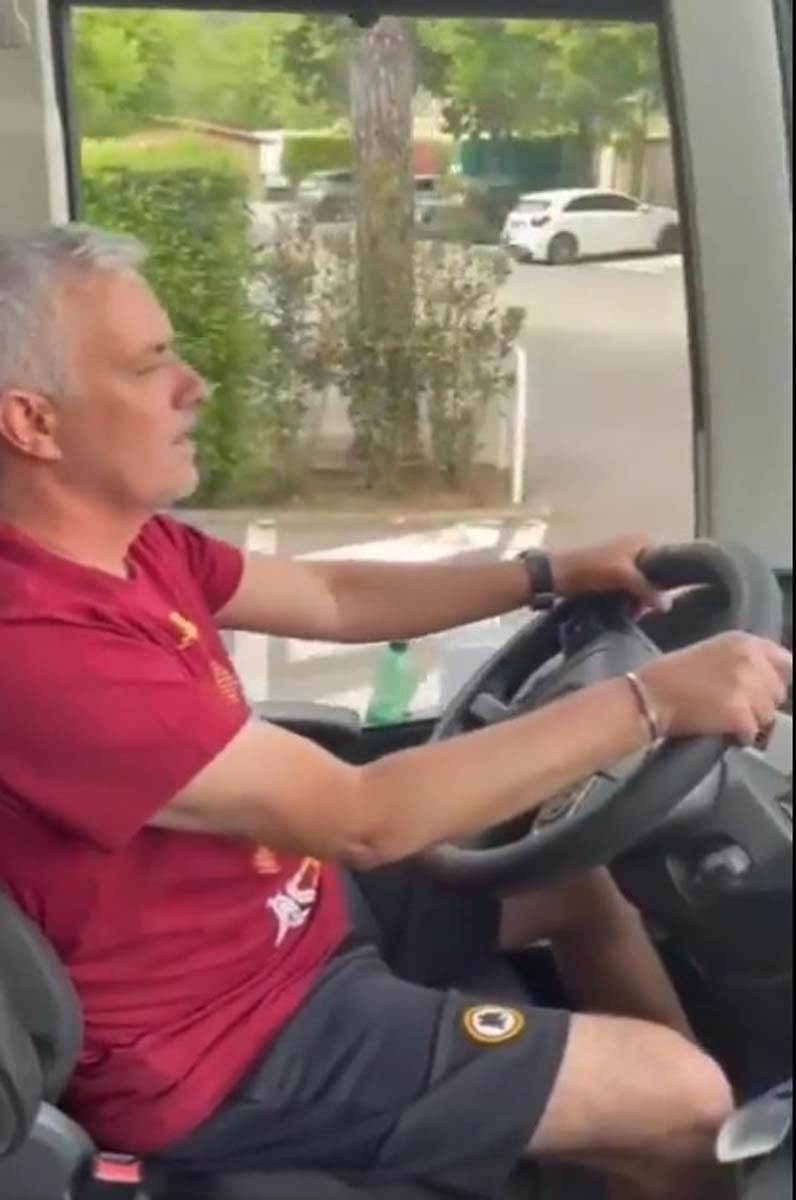 Žoze Murinjo vozi autobus