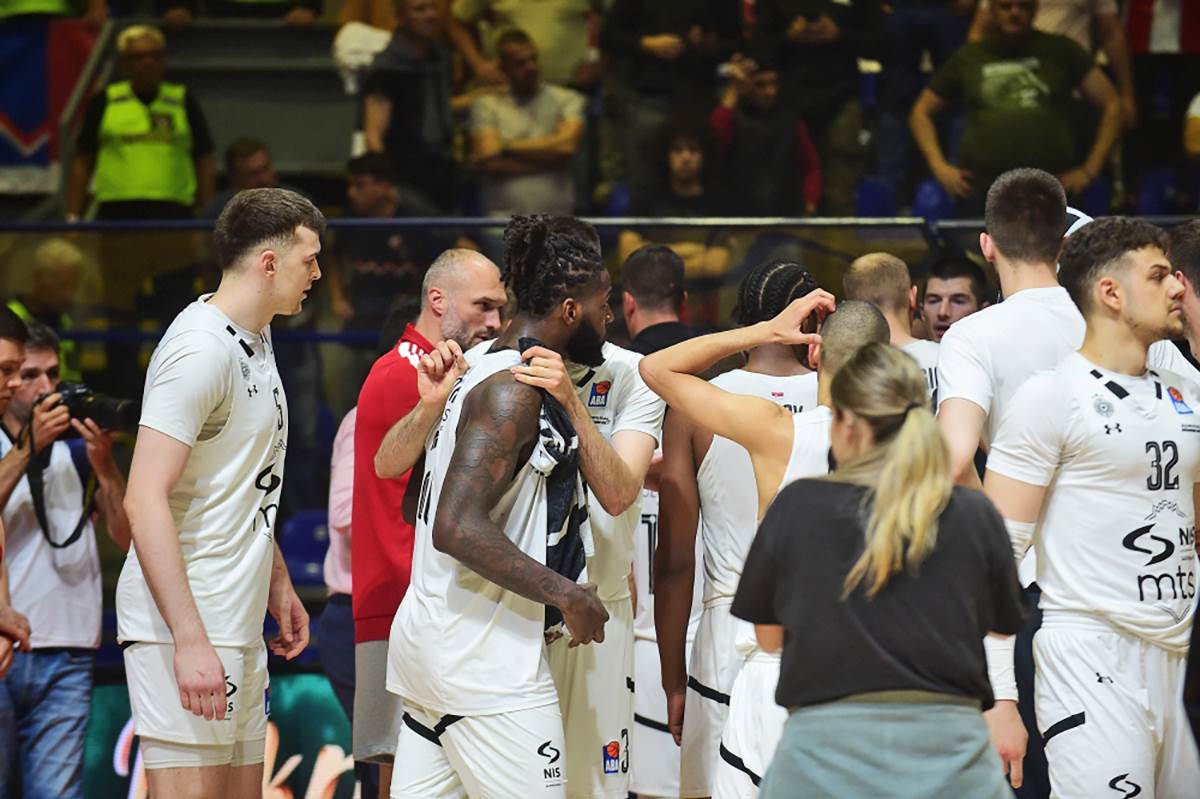 Crvena Zvezda Partizan tenzija (1).jpg