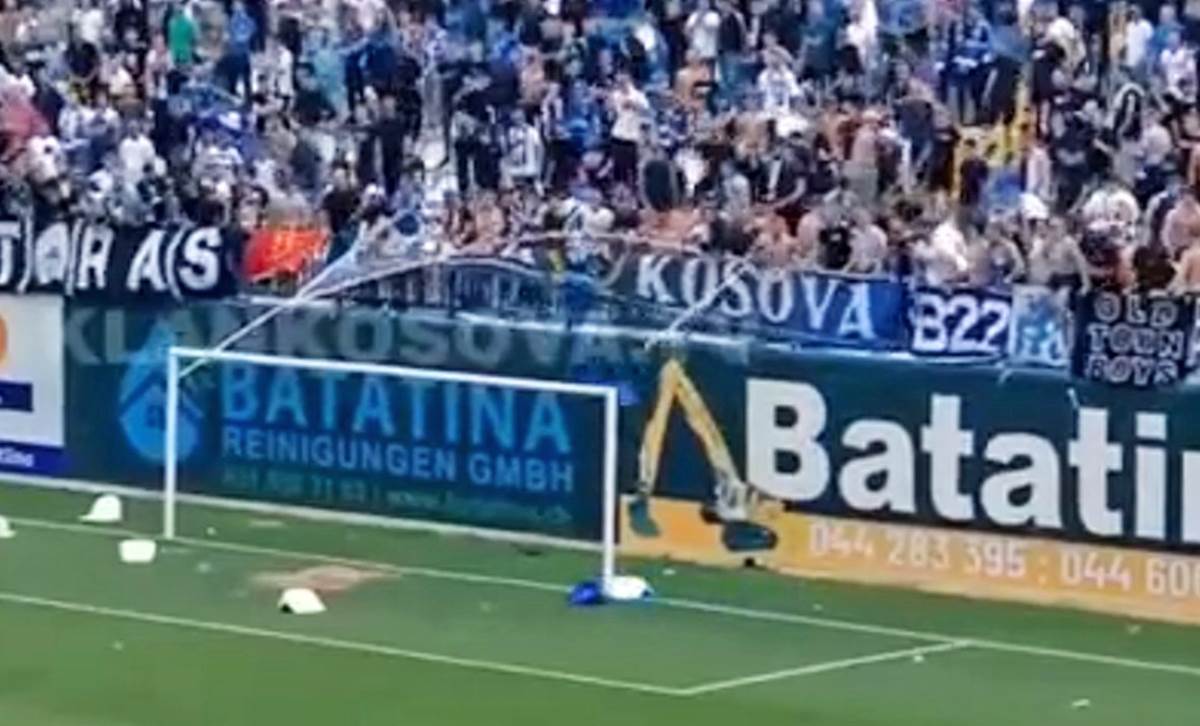 Albanski navijaci cepaju mrezu od gola (2).jpg
