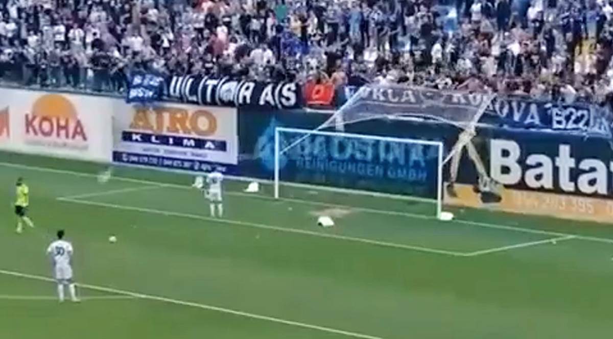 Albanski navijaci cepaju mrezu od gola (4).jpg