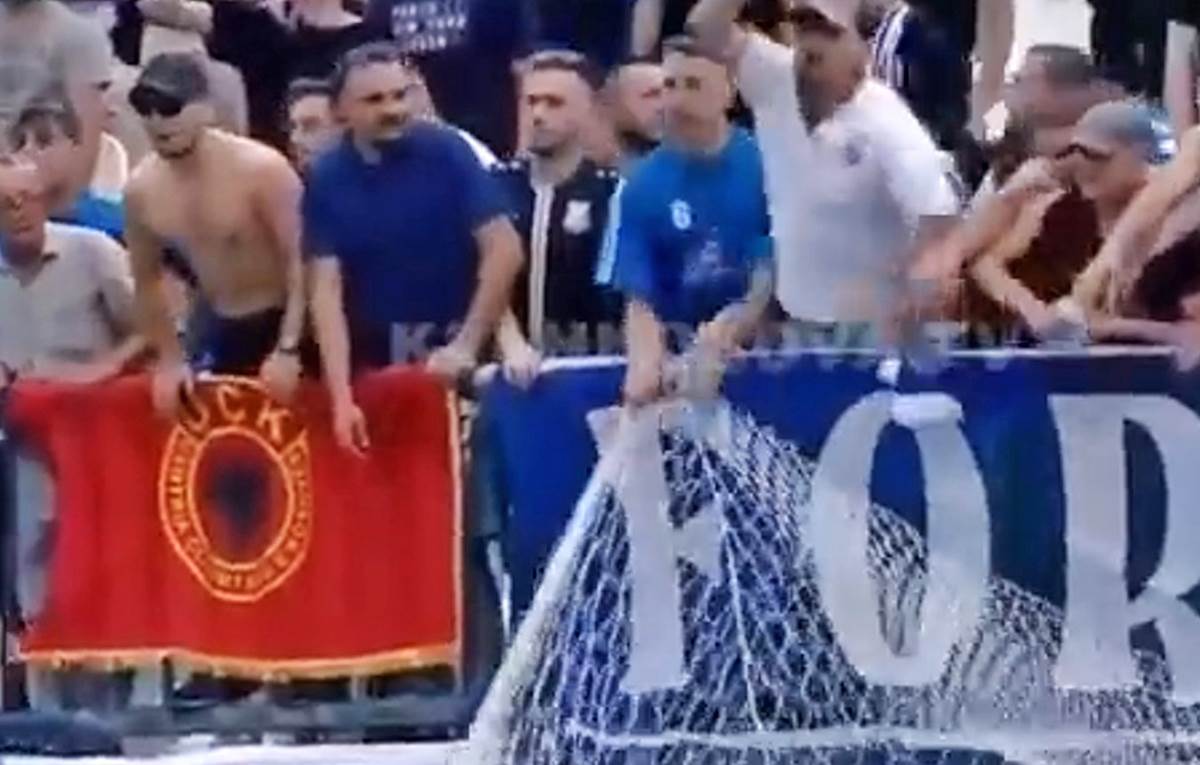 Albanski navijaci cepaju mrezu od gola (5).jpg