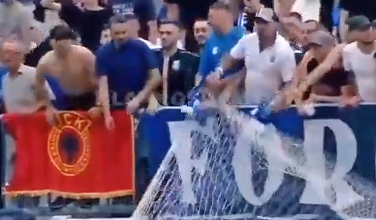 Albanski navijaci cepaju mrezu od gola (6).jpg