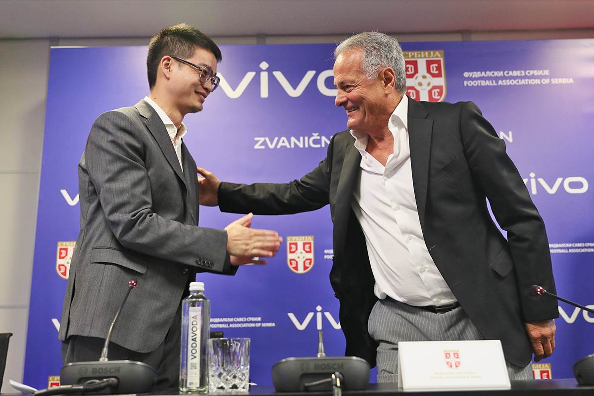 vivo izlazi na teren sa Fudbalskim savezom Srbije (2).JPG