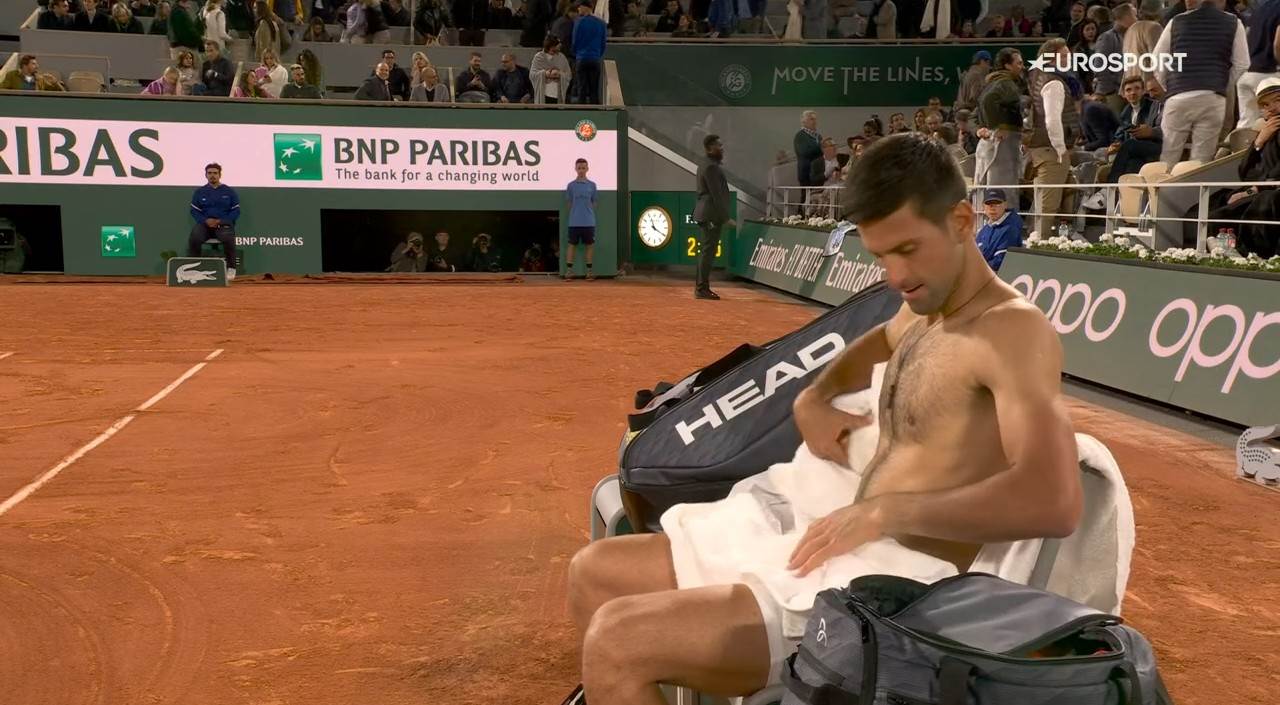 novak djokovic se presvlaci.jpg