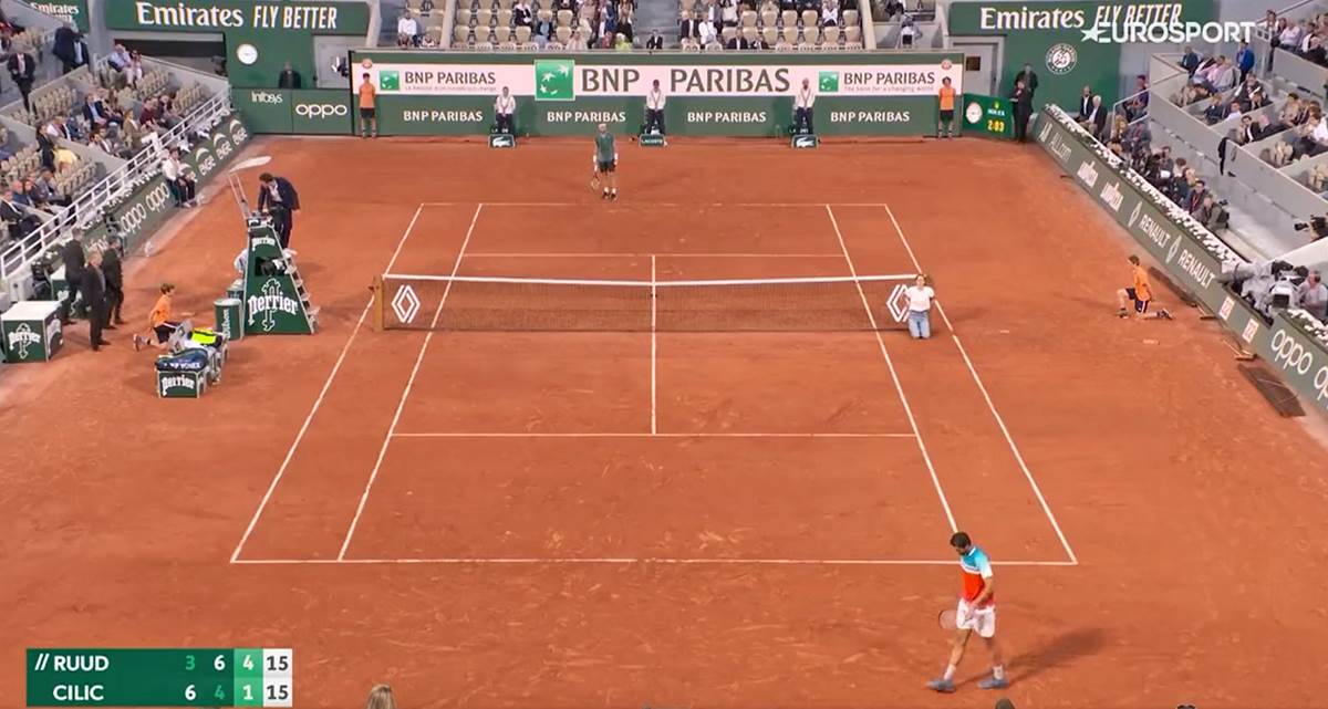 Devojka prekinula Rolan Garos (3).jpg