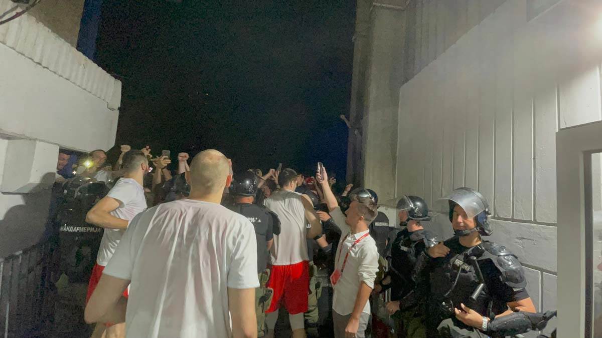 Crvena zvezda proslavila ABA titulu, igrači sa navijačima slavili