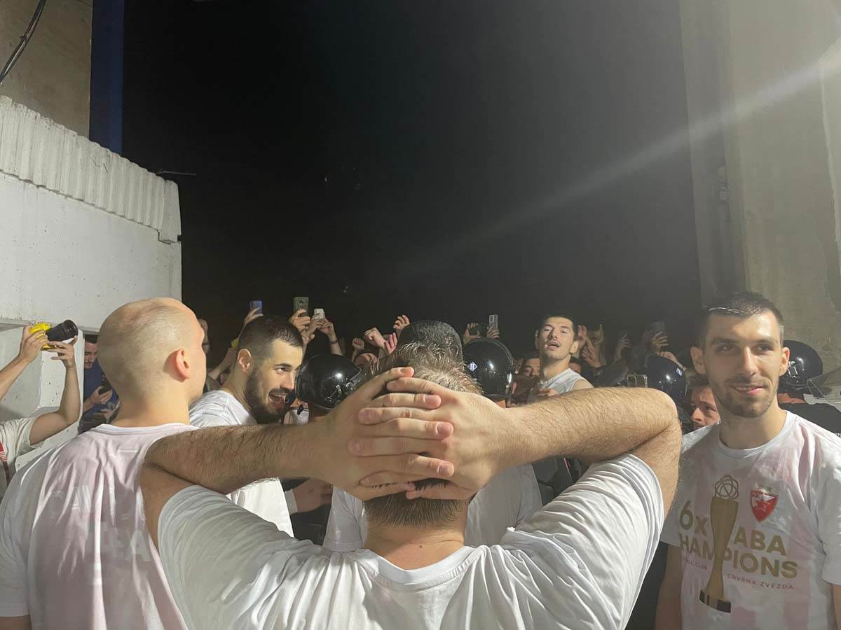 Crvena zvezda proslavila ABA titulu, igrači sa navijačima slavili