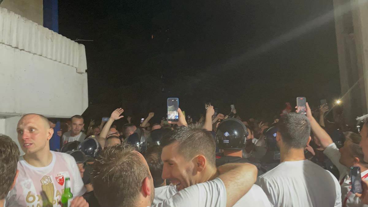 Crvena zvezda proslavila ABA titulu, igrači sa navijačima slavili