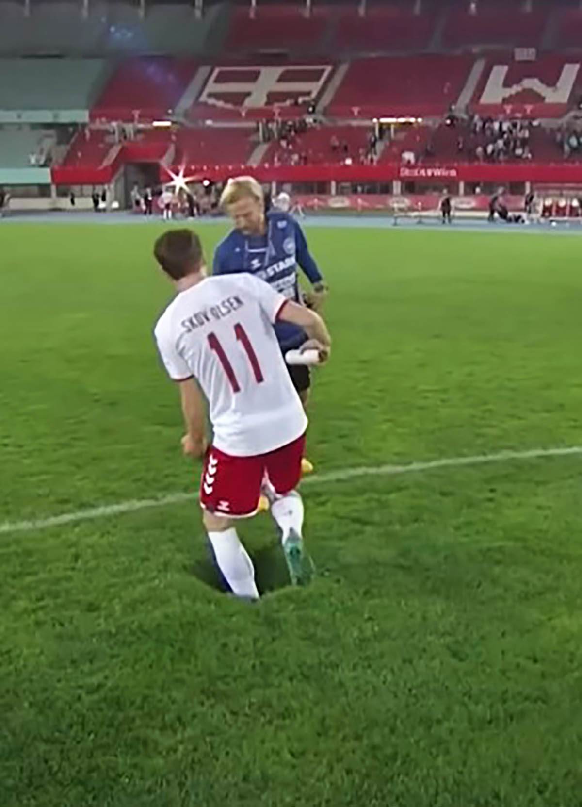 Rupa na fudbalskom terenu (1).jpg