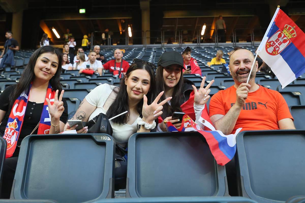 Srbija, SVedska, navijaci (4).jpg